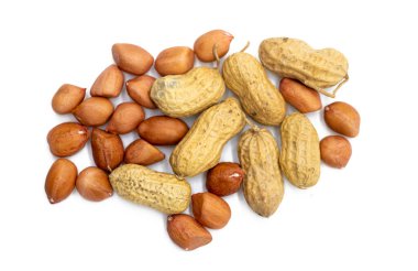 Soyulmamış ve soyulmamış fıstıklar beyazda izole edilmiş. Üst görünüm.