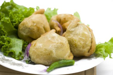 Singara ya da sebze dolması beyaz arkaplanda izole edildi