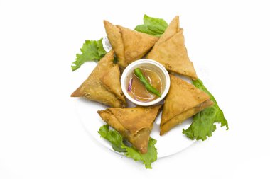 Sebze Samosa beyaz arkaplanda izole,