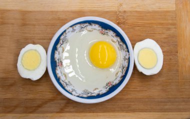 Arka planda yumurta ve haşlanmış yumurta var..