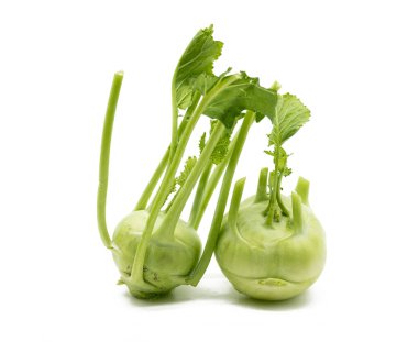 Taze kohlrabi beyaz arka planda izole edildi.