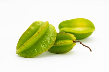 Taze karambola ya da beyaz arkaplanda Star meyvesi.