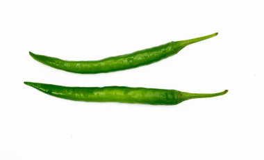 Beyaz arka planda taze iki yeşil biber.