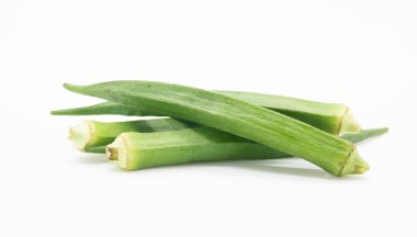 Bamya ya ya da Lady Finger beyaz arkaplanda izole edin.