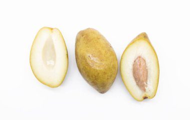 Beyaz arka planda izole edilmiş dilimli zeytinyağı. Zeytinyağının ham bir ürünü, sağlıklı zeytin.