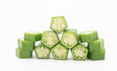 Beyaz arka planda bamya ya da Lady Finger dilimleri,