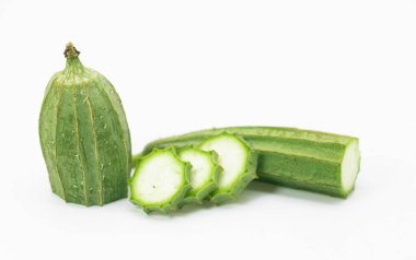 Beyaz zemin üzerinde dilimlenmiş izole edilmiş taze açılı luffa veya Ridge kabağı (Ribbed Oourd).