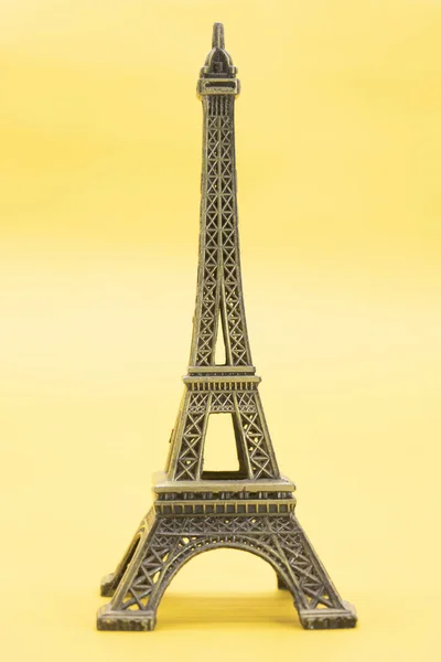 Torre Eiffel Paris França Isolado Fundo Amarelo — Fotografia de Stock