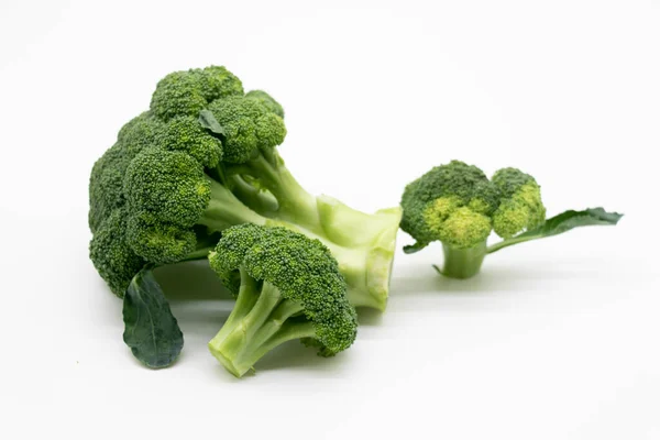 Sommige Stukken Broccoli Geïsoleerd Witte Achtergrond Creatieve Lay Out Van — Stockfoto