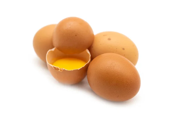 Ολόκληρα Αυγά Και Σπασμένα Απομονωμένα Λευκό Φόντο — Φωτογραφία Αρχείου
