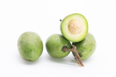 Beyaz arka plan üzerinde izole zeytin