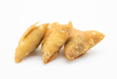 Sebze Samosa beyaz arkaplanda izole