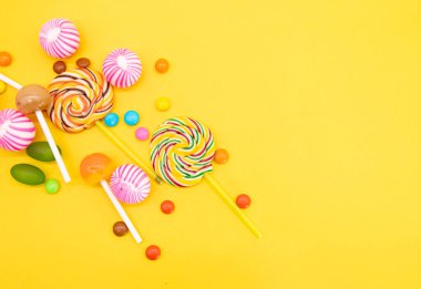 Arka planda izole edilmiş rengarenk şekerler