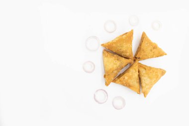 Samosa beyaz arkaplanda izole edildi,