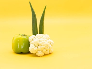 Sarı arka planda karnabaharlı karnabahar, sebze pişirme kavramı