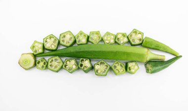 Taze dilimler ve tüm bamya ya ya da Lady Finger beyaz arka planda izole, üst görünüm