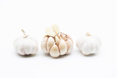 Beyaz arkaplanda sarımsak izole edilmiş.