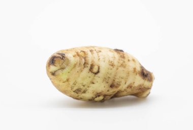 Beyaz arka planda, Arbi olarak da bilinen Taro, kalsiyum ve demirle dolu.