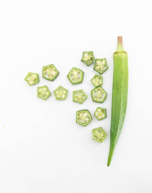 Bütün ve parçalar bamya ya ya da Lady Finger tasarımı beyaz arkaplan, ön görüş, seçici odaklanma izole