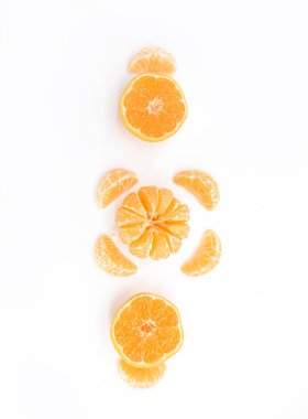 Mandalina ya da kamala beyaz arkaplanda izole edilmiş, üst görünüm