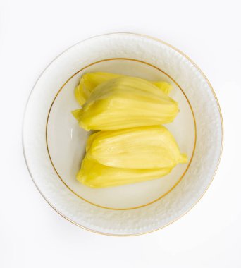 Beyaz arkaplanda izole edilmiş bir tabakta Jack meyvesinin bir bölümü, seçici odak