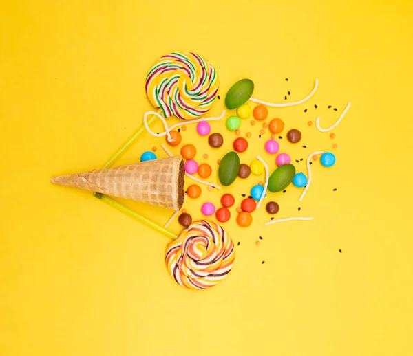 Kolorowe Słodkie Cukierki Izolowane Żółtym Tle — Zdjęcie stockowe