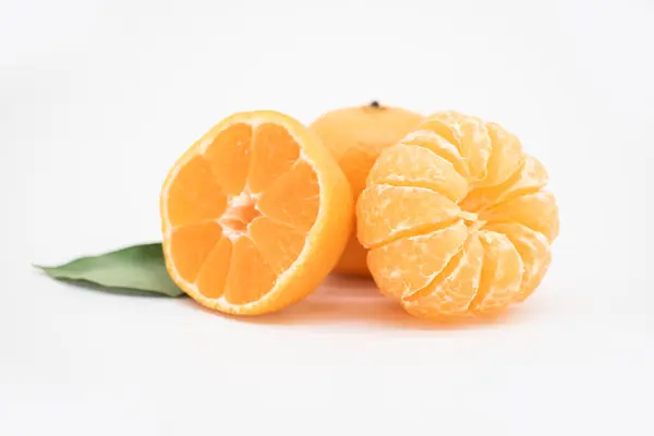 Selektiver Fokus Mandarine Oder Kamala Mit Blatt Auf Weißem Hintergrund — Stockfoto