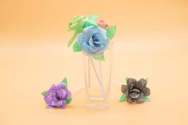 Kağıt düşük ışık arkaplanında gülü izole etti