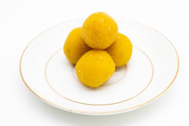 laddoo ya da Motichur Laddoo beyaz arkaplanda izole bir tabakta,