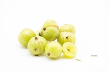 Bektaşi üzümlü meyve grubu veya Amalaki dilimi beyaz arka plan, ön görüş, seçici odak