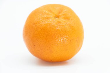 mandalina beyaz arkaplanda izole edildi