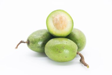 Beyaz arkaplanda çiğ zeytin izole