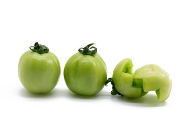 Beyaz arka planda izole edilmiş taze yeşil domatesler.