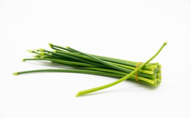 Beyaz arka plan üzerinde izole taze chives.