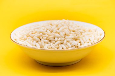 Sarı arka planda izole edilmiş pirinç, çurpuk ya da mırıltı veya moori..