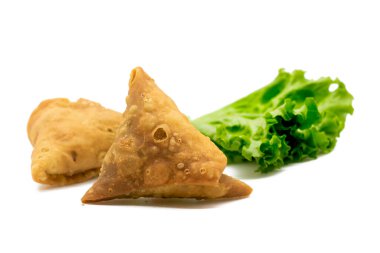 Samosa ya da singara beyaz arkaplanda izole,