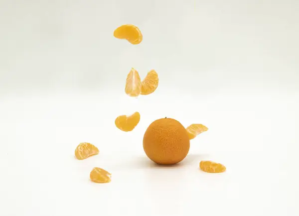 Mandarin Meyvesi Beyaz Zemine Düşüyor Seçici Odak — Stok fotoğraf