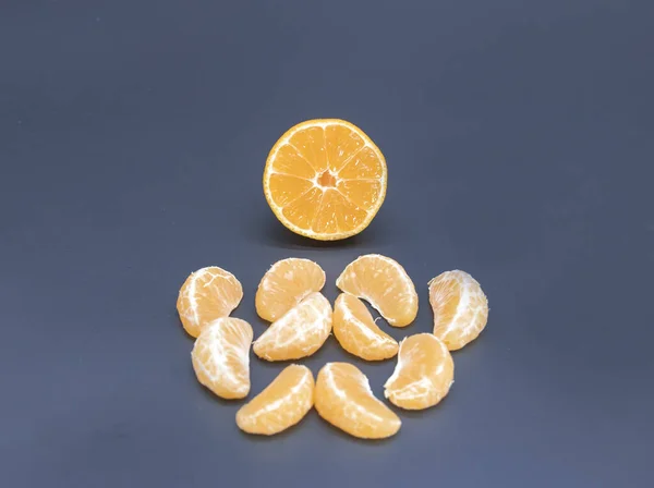 Φέτα Και Κομμάτια Tangerine Kamala Μαύρο Φόντο Επιλεκτική Εστίαση — Φωτογραφία Αρχείου
