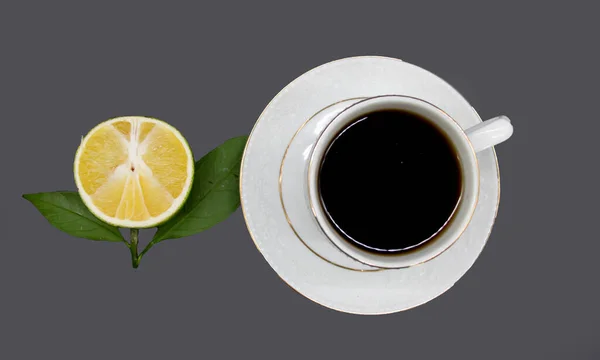 Siyah Arka Planda Bir Dilim Mandalinayla Içmek Için Beyaz Çay — Stok fotoğraf