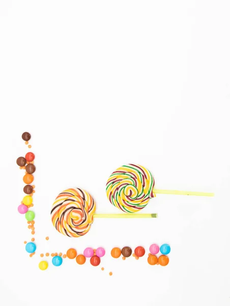 Yuvarlak Şeker Renkli Lolipoplar Beyaz Arka Planda — Stok fotoğraf