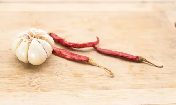 Garlic Red Chili Isolated Wooden Background Front View — Foto Stock