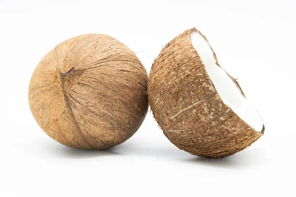 Halbe Und Ganze Kokosnuss Isoliert Auf Weißem Hintergrund — Stockfoto
