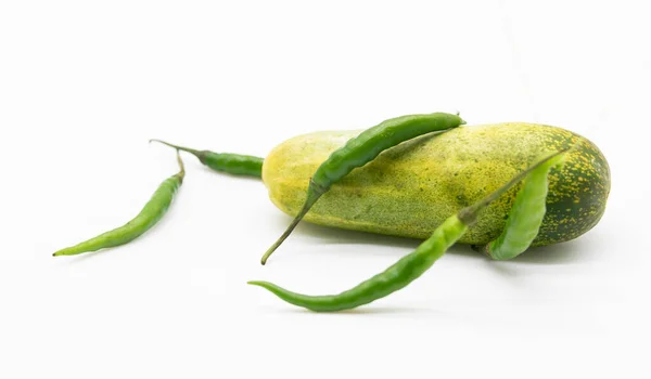 Gurke Mit Grünem Chili Auf Weißem Hintergrund — Stockfoto