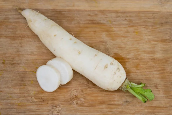 Rzodkiewki Daikon Izolowane Drewnianym Tle — Zdjęcie stockowe