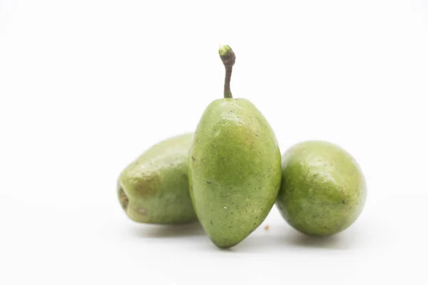 Три Зеленые Оливки Изолированы Белом Фоне — стоковое фото