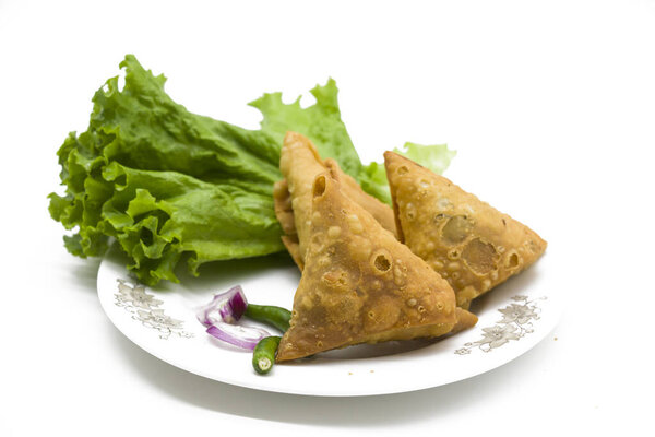 Самосы или самосы и овощи изолированы на белом фоне