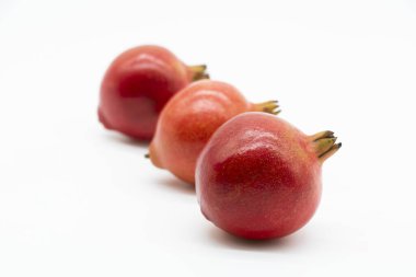 Nar yakın çekim grubu beyaz arkaplanda izole.