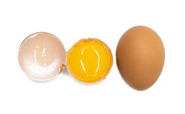 Beyaz arka planda tüm yumurta ve kırık izole