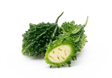 beyaz arka planda izole edilmiş acı kavun ya da acı kabak parçaları, seçici odak