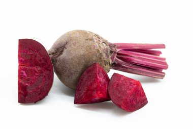 Taze pancar kırpma yolu ile beyaz arkaplanda izole.